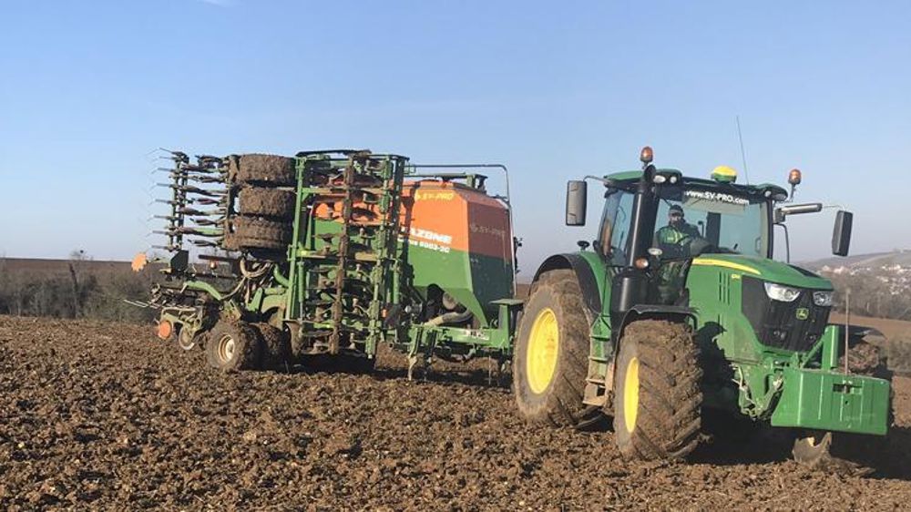 Semis de blé sur sol gelé. © Twitter Olivier Coste